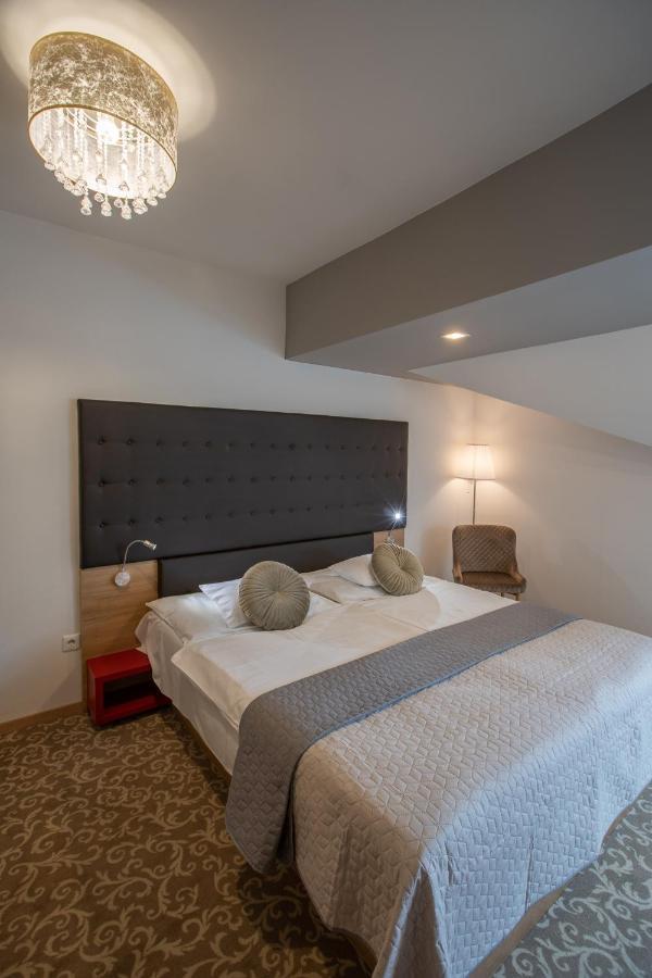 Atrium Rooms & Cafe Šoproň Exteriér fotografie