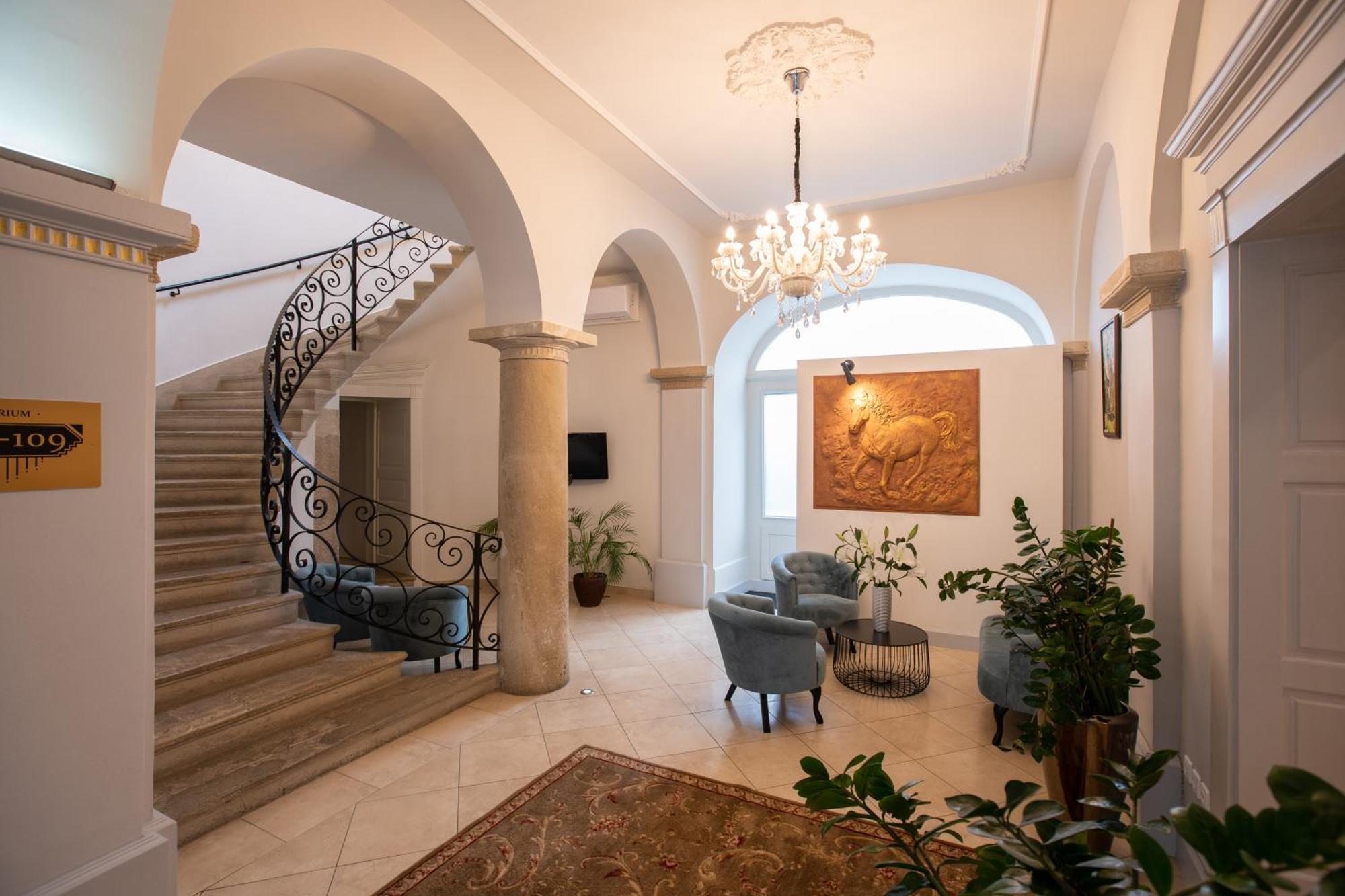Atrium Rooms & Cafe Šoproň Exteriér fotografie